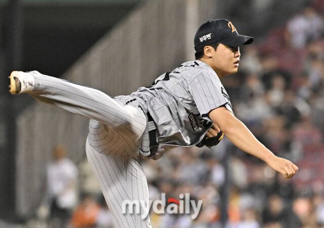 27일 오후 서울 잠실야구장에서 진행된 '2025 프로야구 KBO리그' LG트윈스와 한화이글스의 경기. 한화 정우주가 역투하고 있다./마이데일리