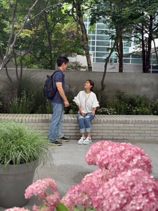 배우 신애라가 남편 차인표의 수상 소식을 전했다. / 신애라 인스타그램 캡처