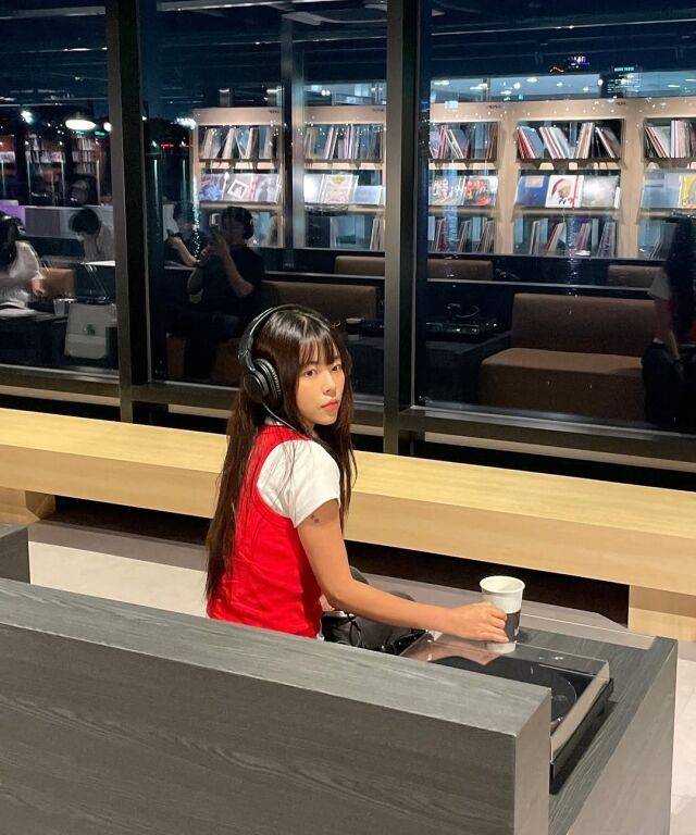 카페에서 음악과 차를 즐기고 있는 배우 민도희. /민도희 소셜미디어