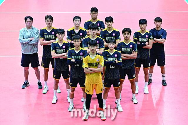 제천산업고 선수들과 배규선 감독./한혁승 기자