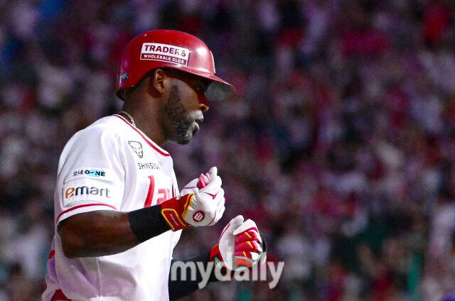 2025년 8월 7일 오후 인천 SSG랜더스필드에서 열린 '2025 신한 SOL뱅크 KBO 리그' 삼성 라이온즈와 SSG랜더스의 경기SSG 에레디아가 5회말 선두타자로 나와 솔로홈런을 친 뒤 기뻐하고 있다./마이데일리