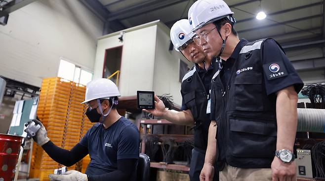 7일 경기도 안양의 한 제조업체를 불시 방문해 산업재해 취약 사업장에 대한 밀착 점검하고 있는 김영훈 고용노동부 장관 [고용노동부 제공]