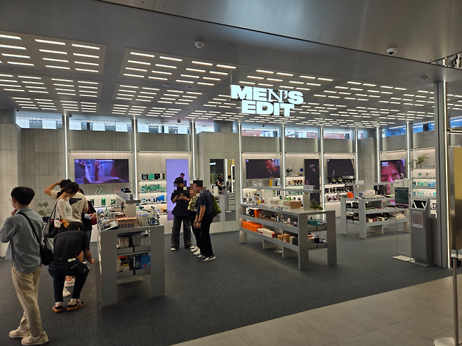 서울 성동구 올리브영N성수를 찾은 고객이 ‘맨즈 에디트’ 코너에서 제품을 살펴보고 있다.  정석준 기자