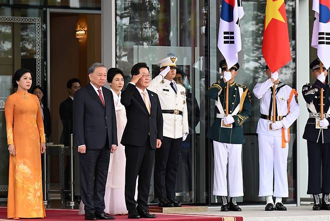 이재명 대통령이 11일 서울 용산 대통령실 청사에서 열린 또 럼(Tô Lâm) 베트남 공산당 서기장 국빈 방문 공식환영식에서 거수 경례를 하고 있다. [연합]