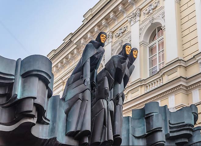 리투아니아 국립연극극장의 세명의 수녀 조각상