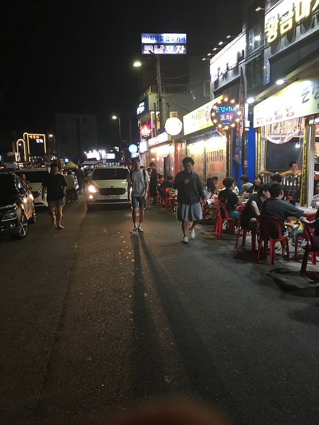 영랑해변 포차거리는 인도가 없어 차도로 다닌지 오래다.[박정규 기자 자료사진]