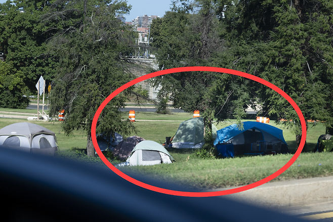 도널드 트럼프 미국 대통령이 자신의 SNS에 워싱턴 노숙자 사진을 찍어 올리며 추방을 예고했다. [트럼프 트루스소셜 계정]