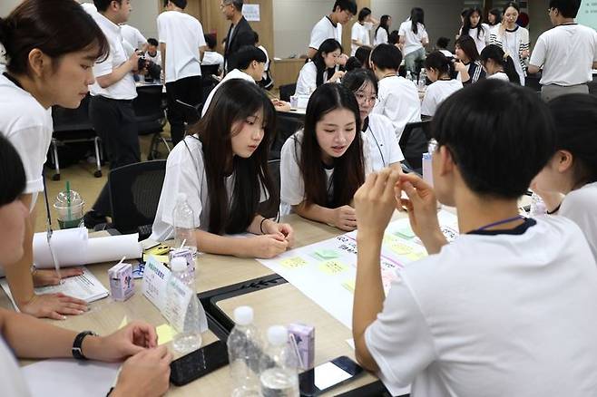 [서울=뉴시스] 2025년 '버들과학진로캠프' 조별활동 모습 (사진=유한양행 제공) 2025.08.11 photo@newsis.com *재판매 및 DB 금지