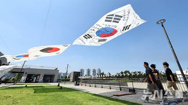 [서울=뉴시스] 최진석 기자 = 광복 80주년을 앞둔 10일 서울 노들섬에 역사 속의 태극기가 전시되어 있다. 노들 야외스퀘어에서는 현존하는 가장 오래된 ‘데니 태극기’부터 일제강점기, 광복 이후의 태극기까지 시대별 변화를 보여주는 16점의 대형 태극기가 한반도 형상 위에 전시된다. 2025.08.10. myjs@newsis.com