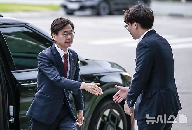 [서울=뉴시스] 정병혁 기자 = 조경태 국민의힘 의원이 11일 서울 서초구 서울고등검찰청에 마련된 내란특검 사무실로 참고인조사를 받기 위해 출석하며 특검 직원과 인사를 나누고 있다. 2025.08.11. jhope@newsis.com