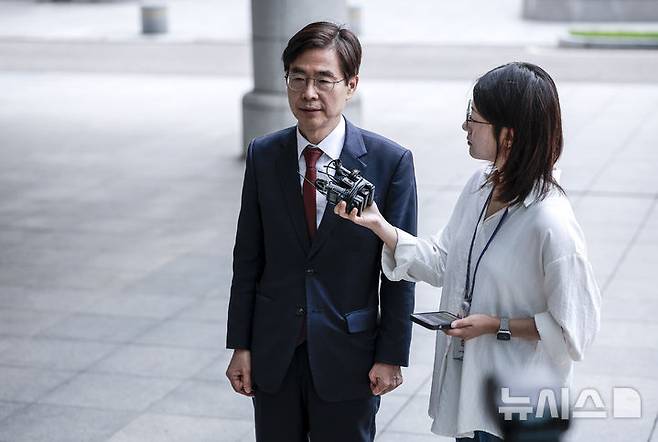 [서울=뉴시스] 정병혁 기자 = 조경태 국민의힘 의원이 11일 서울 서초구 서울고등검찰청에 마련된 내란특검 사무실로 참고인조사를 받기 위해 출석하며 취재진 질문에 답하고 있다. 2025.08.11. jhope@newsis.com