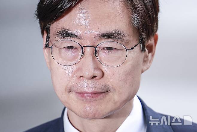 [서울=뉴시스] 정병혁 기자 = 조경태 국민의힘 의원이 11일 서울 서초구 서울고등검찰청에 마련된 내란특검 사무실로 참고인조사를 받기 위해 출석하며 취재진 질문에 답하고 있다. 2025.08.11. jhope@newsis.com