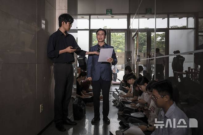 [서울=뉴시스] 정병혁 기자 = 임성근 전 해병1사단장이 11일 서울 서초구 이명현 순직해병 특별검사 사무실로 조사를 받기 위해 출석하며 입장을 밝히고 있다. 2025.08.11. jhope@newsis.com
