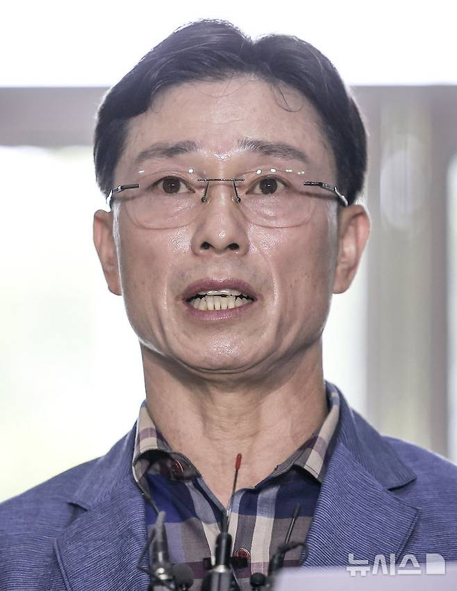[서울=뉴시스] 정병혁 기자 = 임성근 전 해병1사단장이 11일 서울 서초구 이명현 순직해병 특별검사 사무실로 조사를 받기 위해 출석하며 입장을 밝히고 있다. 2025.08.11. jhope@newsis.com