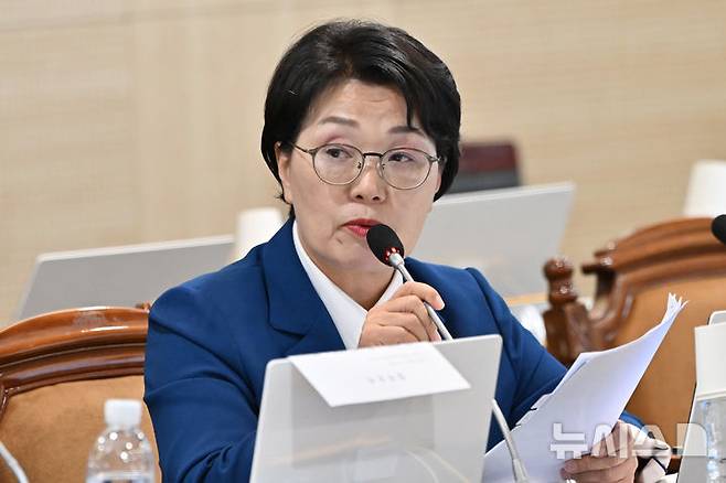 [나주=뉴시스] 이영주 기자 =  권향엽 더불어민주당 의원이 14일 오후 전남 나주시 한국전력공사 본사에서 열린 산업통산자원중소벤처기업위원회 국정감사에서 정동희 한국전력거래소 이사장에게 질의하고 있다. 2024.10.14.leeyj2578@newsis.com