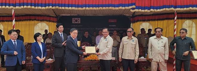 [세종=뉴시스]농림축산식품부와 한국농어촌공사가 캄보디아 몬둘끼리에서 9일(현지 시간) '산지지역 고부가가치 채소 생산 및 가치사슬 개선 사업' 준공식과 '산지채소연구소' 개소식을 동시에 개최했다. (사진=농어촌공사 제공) *재판매 및 DB 금지
