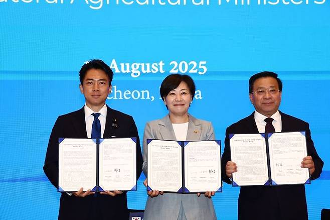 [영종도=뉴시스] 농림축산식품부는 송미령 장관(가운데)이 11일 인천 파라다이스 호텔에서 고이즈미 신지로(왼쪽) 일본 농림수산성 대신, 한쥔 중국 농업농촌부 부장과 함께 '제4차 한일중 농업장관회의'를 개최하고 공동선언문을 채택했다고 밝혔다. (사진=농식품부 제공) 2025.08.11. photo@newsis.com *재판매 및 DB 금지