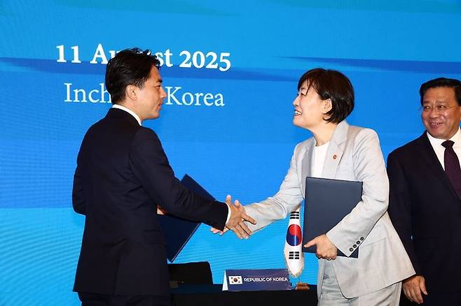 [영종도=뉴시스] 농림축산식품부는 송미령 장관이 11일 인천 파라다이스 호텔에서 고이즈미 신지로 일본 농림수산성 대신, 한쥔 중국 농업농촌부 부장과 함께 '제4차 한일중 농업장관회의'를 개최하고 공동선언문을 채택했다고 밝혔다. (사진=농식품부 제공) 2025.08.11. photo@newsis.com *재판매 및 DB 금지
