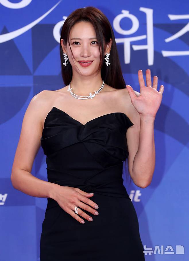 [인천=뉴시스] 김혜진 기자 = 배우 수현이 18일 오후 인천 중구 파라다이스시티에서 열린 제4회 청룡시리즈어워즈에서 포즈를 취하고 있다. 2025.07.18. jini@newsis.com