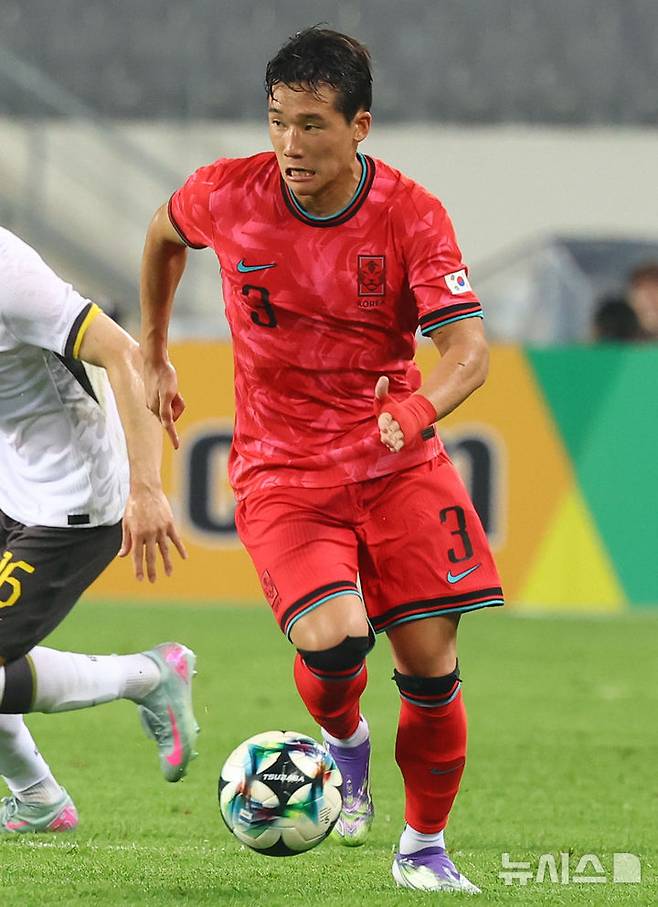 [용인=뉴시스] 박주성 기자 = 7일 경기 용인 미르스타디움에서 열린 2025 EAFF(동아시아축구연맹) E-1 챔피언십(동아시안컵) 한국 대 중국과 경기, 한국 이태석이 돌파를 하고 있다. 2025.07.07. park7691@newsis.com