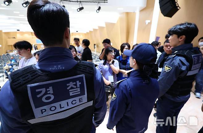 [서울=뉴시스] 최진석 기자 = 11일 서울 서대문구 경찰청 참수리홀에서 열린 시민과 함께하는 경찰복제개선 현장 시제품 시민 품평회에 앞서 시민평가단이 경찰복제 현장 시제품을 살펴보고 있다. 2025.08.11. myjs@newsis.com