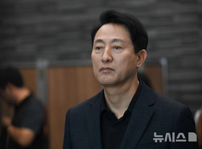 [서울=뉴시스] 김진아 기자 = 오세훈 서울시장이 11일 오후 서울 서초구 서울추모공원에서 열린 증설 화장로 현장점검에서 화장로 4기 증설 현장을 둘러보고 있다. (공동취재) 2025.08.11. photo@newsis.com
