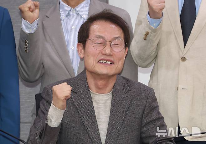 [서울=뉴시스] 조희연 전 서울시교육감이 지난 3월 25일 서울 여의도 국회 의원회관에서 열린 추강 김지섭 의사 추모 강연회 및 토론회에서 기념촬영을 하는 모습. (사진=뉴시스 DB) 2025.03.25. photo@newsis.com