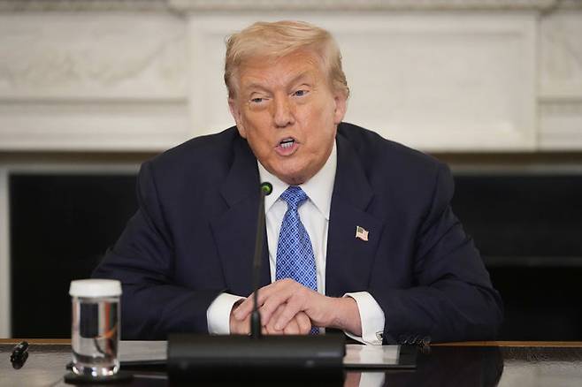 [워싱턴=AP/뉴시스]도널드 트럼프 미국 대통령이 8일(현지 시간) 백악관 만찬장에서 일함 알리예프 아제르바이잔 대통령, 니콜 파시냔 아르메니아 총리와 평화협정 서명식을 열고 발언하고 있다. 2025.08.09.