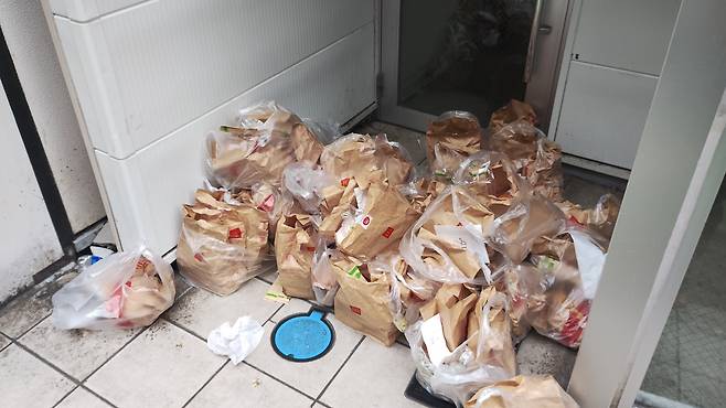 일본서 봉지째 버려져 있는 맥도날드 해피밀 세트 [출처= 엑스 캡처]