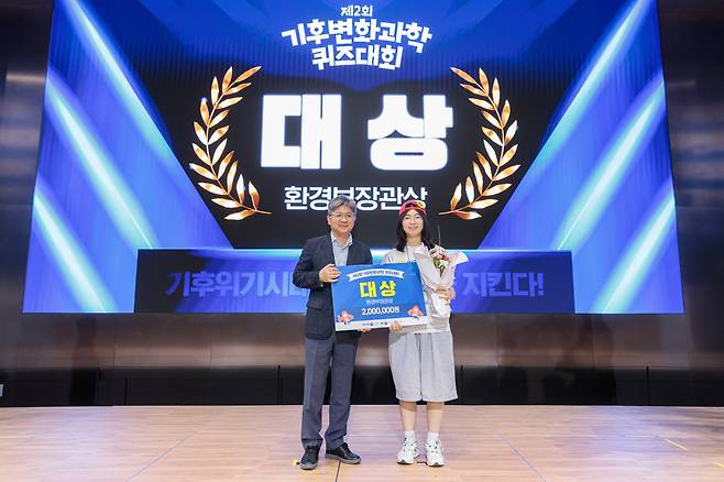 김승희 기상청 차장(왼쪽)과 대상 수상자 서윤 학생(오른쪽) [기상청 제공]