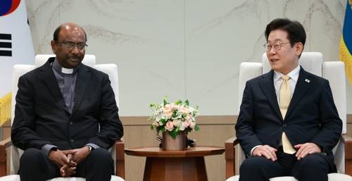 이재명 대통령이 11일 용산 대통령실에서 세계교회협의회(WCC) 제리 필레이 총무를 만나고 있는 모습. [대통령실통신사진기자단]