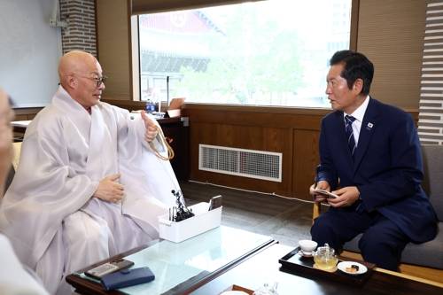 정청래 당 대표, 진우 스님 예방 정청래 당 대표, 진우 스님 예방     (서울=연합뉴스) 윤동진 기자 = 더불어민주당 정청래 대표가 11일 서울 조계사에서 조계종 총무원장 진우스님을 예방, 환담을 나누고 있다. 2025.8.11     mon@yna.co.kr (끝)   <저작권자(c) 연합뉴스, 무단 전재-재배포, AI 학습 및 활용 금지>