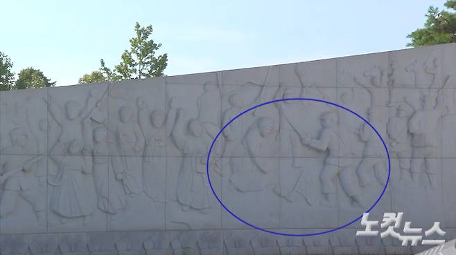 여수 항일독립운동기념탑 옆 벽면 조형물에는 윤형숙 지사가 왼팔을 잃는 장면이 새겨져 있다.