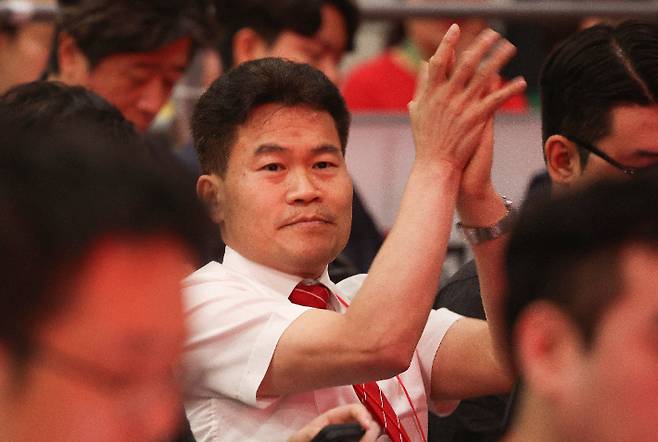 한국사 강사 전한길 씨가 8일 대구 북구 엑스코에서 열린 국민의힘 제6차 전당대회 대구·경북 합동연설회에 참석하고 있다. 연합뉴스