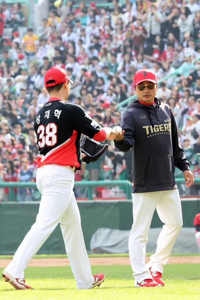 프로야구 KIA 정재훈 코치(오른쪽). KIA 타이거즈