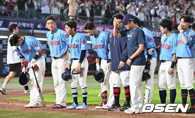 [OSEN=부산, 이석우 기자] 10일 부산 사직야구장에서 2025 신한 SOL 뱅크 KBO 리그 롯데 자이언츠와 SSG 랜더스의 경기가 열렸다. 홈팀 롯데는 박세웅이, 방문팀 SSG는 김건우가 선발 출전했다.롯데 자이언츠 박세웅과 선수들이 SSG 랜더스에 1-10으로 패한 후 아쉬운 인사를 하고 있다. 2025.08.10 / foto0307@osen.co.kr