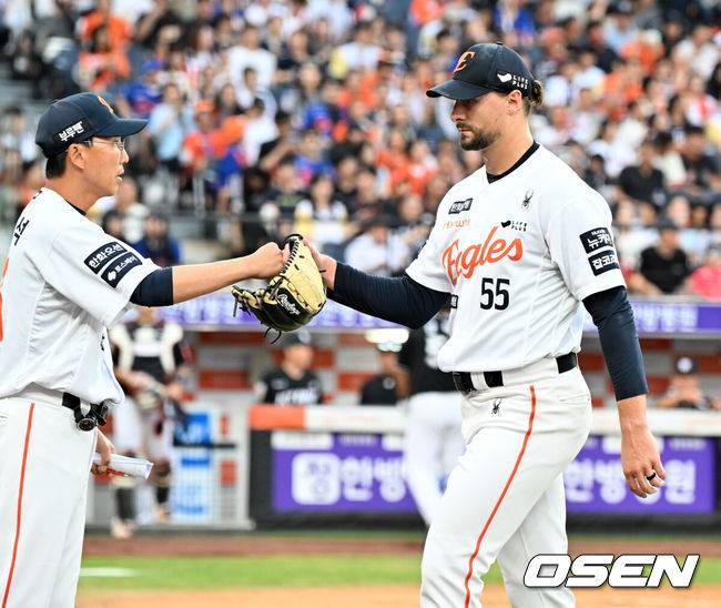 [OSEN=대전, 민경훈 기자] 7일 대전 한화생명볼파크에서 ‘2025 신한 SOL Bank KBO리그’ 한화 이글스와 KT 위즈의 경기가 열렸다.홈팀 한화는 와이스, KT는 고영표를 선발로 내세웠다.1회초를 마친 한화 선발 와이스가 덕아웃으로 향하고 있다. 2025.08.07 / rumi@osen.co.kr