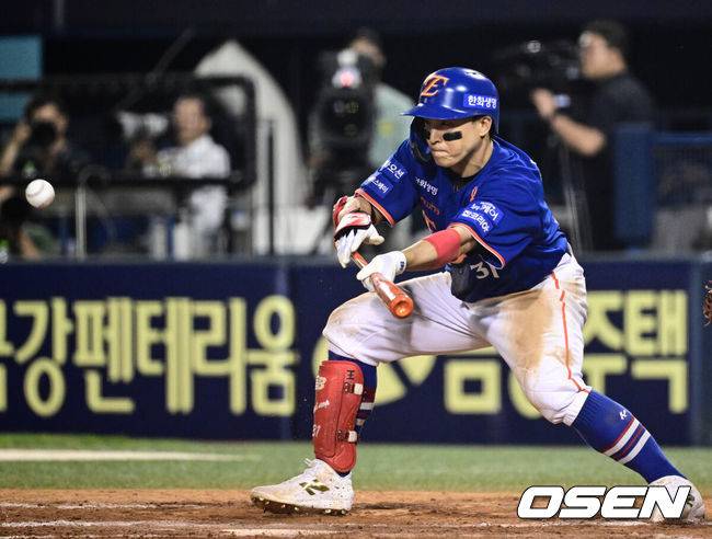 [OSEN=잠실, 조은정 기자]10일 오후 서울 잠실구장에서 ‘2025 신한 SOL Bank KBO리그’ LG 트윈스와 한화 이글스의 경기가 열렸다.LG는 손주영, 한화는 문동주를 선발로 내세웠다.9회초 무사 2루 한화 손아섭이 희생번트를 대고 있다. 2025.08.10 /cej@osen.co.kr