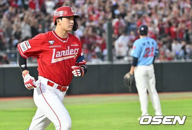 [OSEN=부산, 이석우 기자] 10일 부산 사직야구장에서 2025 신한 SOL 뱅크 KBO 리그 롯데 자이언츠와 SSG 랜더스의 경기가 열렸다. 홈팀 롯데는 박세웅이, 방문팀 SSG는 김건우가 선발 출전했다.SSG 랜더스 조형우가 4회초 2사 1,3루 좌월 3점 홈런을 치고 그라운드를 돌고 있다. 2025.08.10 / foto0307@osen.co.kr