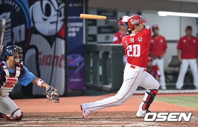[OSEN=부산, 이석우 기자] 10일 부산 사직야구장에서 2025 신한 SOL 뱅크 KBO 리그 롯데 자이언츠와 SSG 랜더스의 경기가 열렸다. 홈팀 롯데는 박세웅이, 방문팀 SSG는 김건우가 선발 출전했다.SSG 랜더스 조형우가 4회초 2사 1,3루 좌월 3점 홈런을 치고 있다. 2025.08.10 / foto0307@osen.co.kr