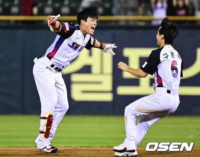 [OSEN=잠실, 조은정 기자]미리보는 한국시리즈다웠다. 명품 투수전에 이어 끝내기로 희비가 엇갈렸다.프로야구 LG 트윈스가 한화 이글스 상대로&nbsp;짜릿한 끝내기 승리로 1위 자리를 지켰다.&nbsp;LG는 8일 서울 잠실구장에서 열린 2025 KBO리그 한화와&nbsp;경기에 2-1로 승리했다. 연장 10회말 끝내기 승리. 이로써 1위 LG는 2위 한화를 2경기 차이로 따돌렸다.&nbsp;연장 10회말 1사 만루 LG 천성호가 끝내기 안타를 날린 뒤 기뻐하고 있다.  2025.08.08 /cej@osen.co.kr