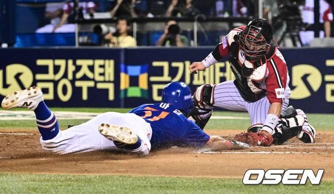 [OSEN=잠실, 조은정 기자]10일 오후 서울 잠실구장에서 ‘2025 신한 SOL Bank KBO리그’ LG 트윈스와 한화 이글스의 경기가 열렸다.LG는 손주영, 한화는 문동주를 선발로 내세웠다.7회초 1사 3루 한화 문현빈 1루수 야수선택 출루 때 3루주자 손아섭이 센스있는 슬라이딩으로 득점을 올리고 있다. 2025.08.10 /cej@osen.co.kr