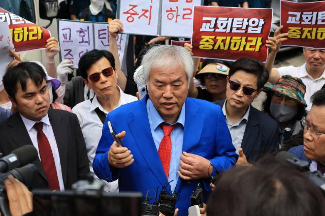 ▲경찰이 올해 1월 발생한 서울서부지법 폭력 난동 사태에 연관됐다는 의혹을 받는 전광훈 목사와 사랑제일교회에 대해 압수수색에 나선 5일 서울 성북구 사랑제일교회에서 나온 전광훈 목사가 발언하고 있다. ⓒ연합뉴스