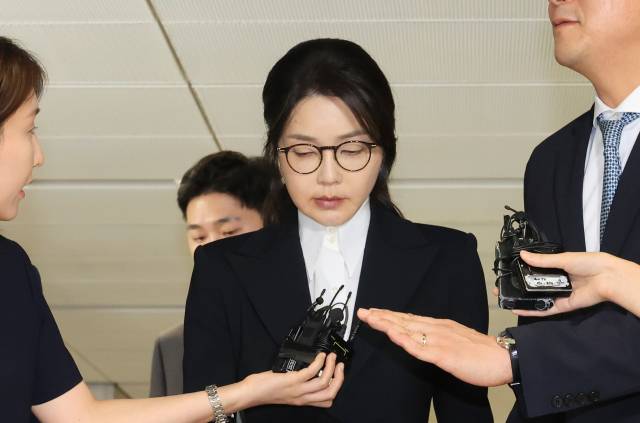 ▲윤석열 전 대통령 부인 김건희 여사가 6일 서울 종로구 KT광화문빌딩 웨스트에 마련된 민중기 특별검사팀에서 피의자 신분으로 조사를 받고 귀가하고 있다. ⓒ연합뉴스