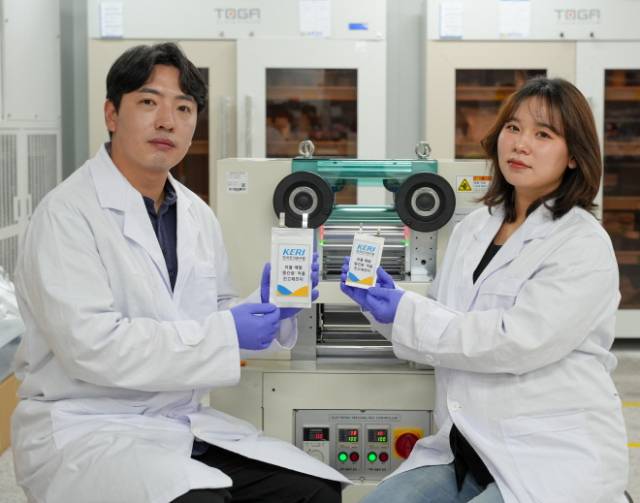 ▲전고체전지 '중간층' 기술로 리튬금속 음극 ·고체전해질 간 계면 불안정성 해결한 KERI 남기훈 박사(사진 왼쪽)와 김가람 연구원.ⓒ전기연
