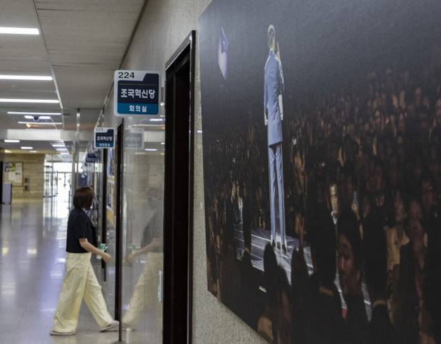 ▲이재명 정부 출범 후 처음으로 열린 법무부 사면심사위원회가 올해 광복절 특별사면 명단에 조국혁신당 조국 전 대표와 아내 정경심 전 동양대 교수 등을 포함해 논란이 이어지고 있다. 사진은 8일 국회 내 조국혁신당 사무실 앞에 걸린 조국 전 대표 사진의 모습. ⓒ연합뉴스