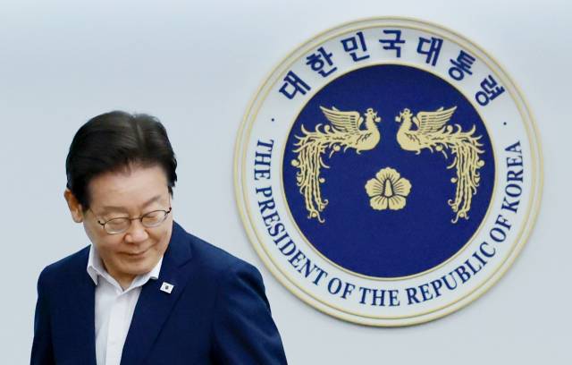 ▲이재명 대통령이 30일 서울 용산 대통령실 청사에서 열린 비상경제점검 태스크포스(TF) 3차 회의에서 국기에 경례를 마친 뒤 자리로 향하고 있다. ⓒ연합뉴스
