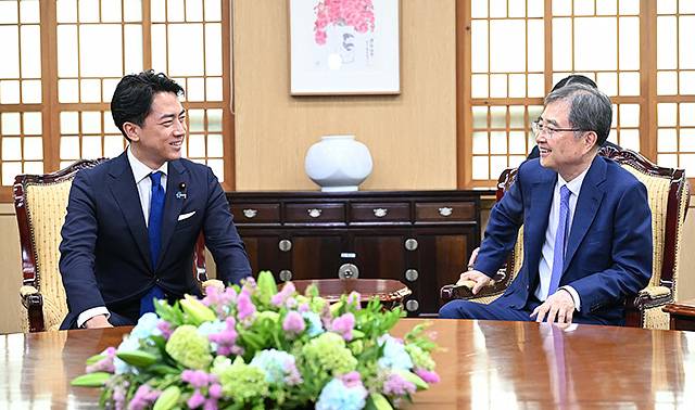 ▲ 11일 정부서울청사 별관에서 조현(오른쪽) 외교부 장관이 고이즈미 신지로 농림수산상과 면담을 가졌다. ⓒ외교부