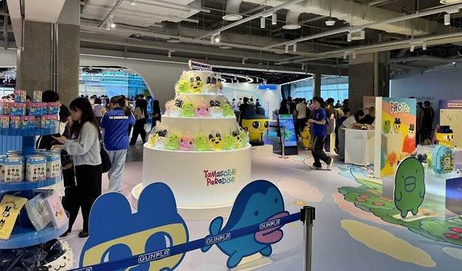 서울 용산구에 위치한 아이파크몰에서 열린 다마고치 팝업스토어에서 고객들이 제품을 구경하고 있다. 아이파크몰 제공