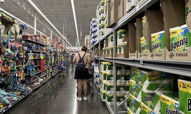 미국 로스앤젤레스(LA) 카운티 버뱅크의 월마트 매장에서 소비자 베라 씨가 키친타월 제품의 가격을 살펴보고 있다. 연합뉴스